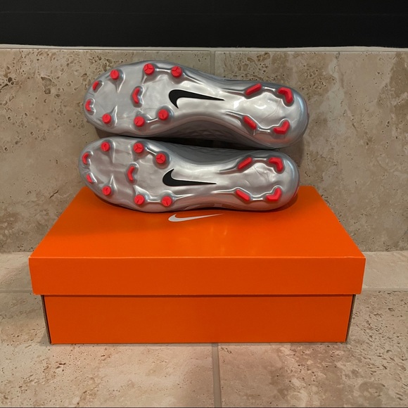 Nike Legend 8 Academy Tiempo Soccer Cleats - Picture 4 of 9